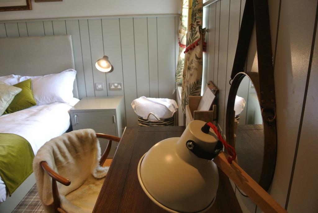 The Crown Pub, Dining & Rooms Henlow Экстерьер фото