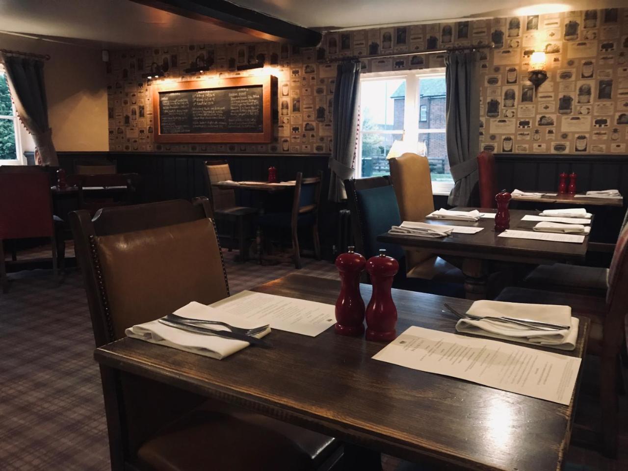 The Crown Pub, Dining & Rooms Henlow Экстерьер фото